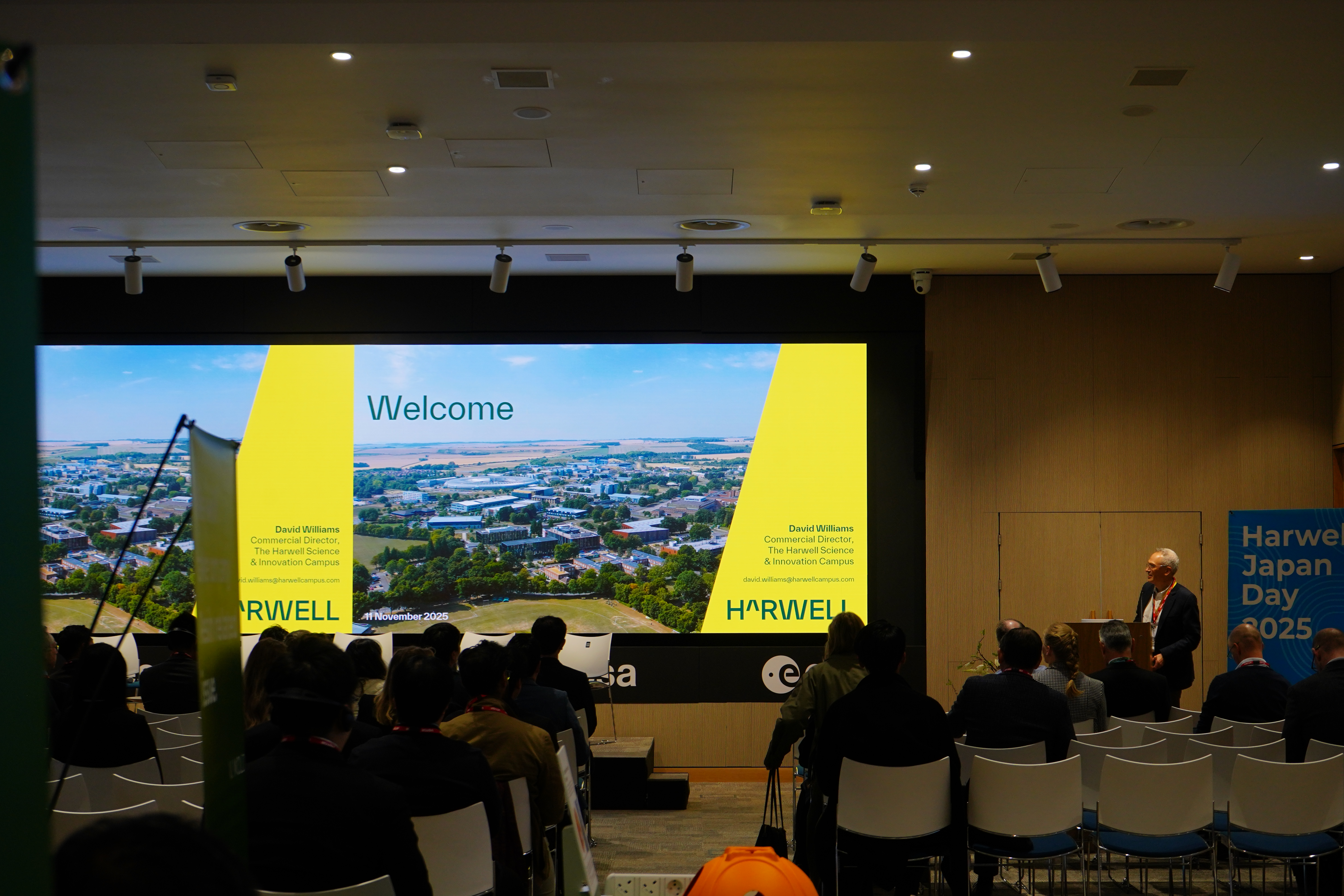 日英の参加者が対話している様子